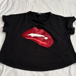 Zumba Black Women’s Graphic Lip Print Short Sleeve Sweatshirt - Red Lips